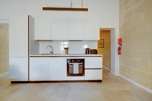Una cocina o cocineta en Stylish 2BR Apartment in Valletta