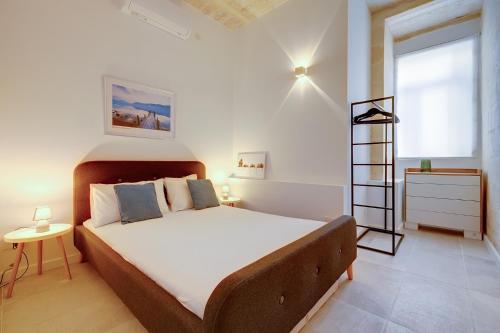 Una cama o camas en una habitación de Stylish 2BR Apartment in Valletta