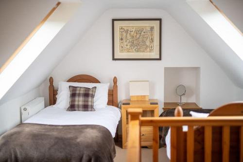 A bed or beds in a room at Cosy & rustic retreat - Woodland Cottage.