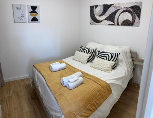 a bedroom with a bed with towels on it at L'Amarelo in Montauban