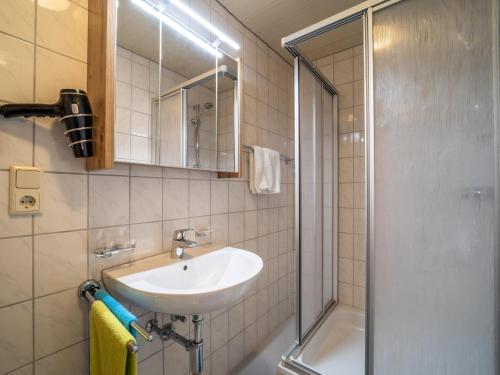 een badkamer met een wastafel en een douche bij Haus Felder in Gortipohl