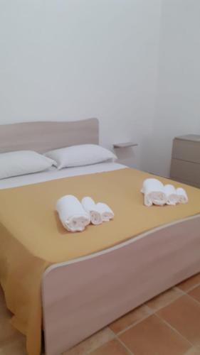 uma cama com três toalhas em Da Nonno Presta em Buonvicino