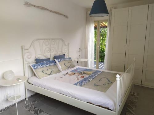 Villa Giulio في فونداشيلو: غرفة نوم بسرير أبيض مع مظلة بيضاء