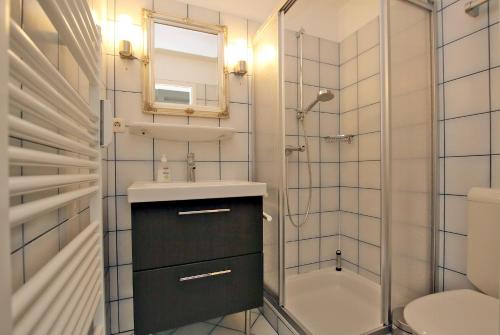a bathroom with a sink and a shower and a toilet at But Doerp 3_ Whg_ 3 in Wyk auf Föhr