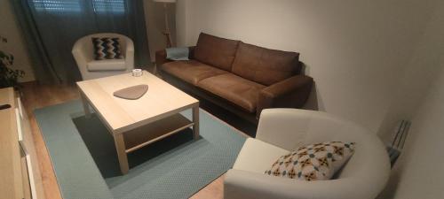 - un salon avec un canapé et une table dans l'établissement Piso centrico y tranquilo, à Vigo