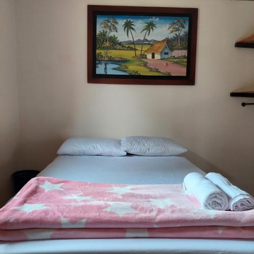 Un ou plusieurs lits dans un hébergement de l'établissement Hostal La Pijaraña