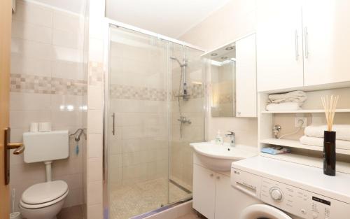 A bathroom at Rooms Odmaralište Jablan