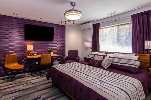 Dormitorio con cama, escritorio y TV en 303 BnB Inn Flagstaff en Flagstaff
