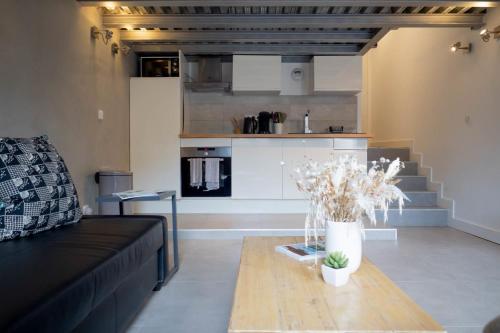 un salon avec un canapé et une table basse dans l'établissement Loft Gramont  Cozy Studio - au calme - centre ville - tout à pied, à Biarritz