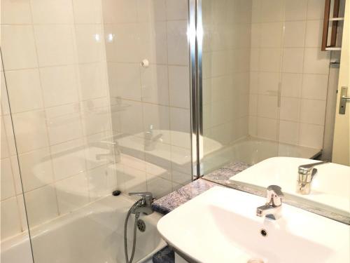 a white bathroom with a sink and a shower at Appartement 2 Pièces pour 6 Personnes – Résidence Les Chalets d'Aurouze, La Joue du Loup - FR-1-504-464 in Le Dévoluy
