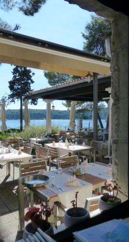 木洛希尼Diana B&B的一间设有桌椅并享有水景的餐厅