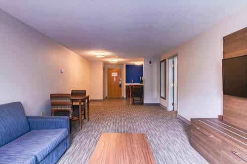 a living room with a couch and a table at Holiday Inn Express & Suites - Lincoln East - White Mountains by IHG in Lincoln