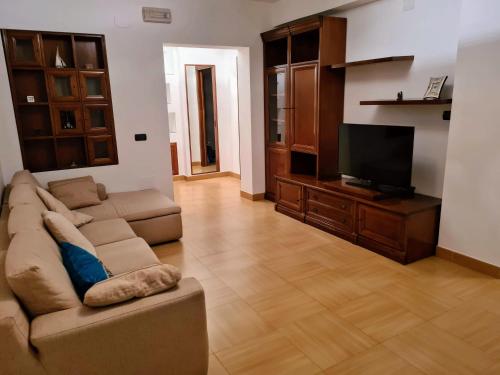 a living room with a couch and a flat screen tv at Diamante 46, Appartamento per vacanza in Diamante