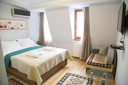 Schlafzimmer mit einem Bett und einem Glastisch in der Unterkunft Family apartments in Tbilisi City