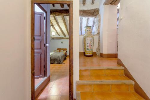 a hallway with a door and a vase in a room at Casa Rural El Rincón de los Frailes con Jacuzzi y Sauna in Alpuente