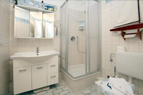 La salle de bains est pourvue d'une douche, d'un lavabo et de toilettes. dans l'établissement Gro_e Stra_e 19_ Whg_ 3, à Wyk auf Föhr