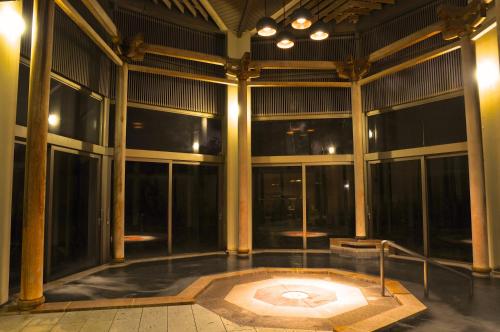 新潟市にある岩室温泉 ゆもとやの大きな窓付きの広い部屋を有する大きな建物