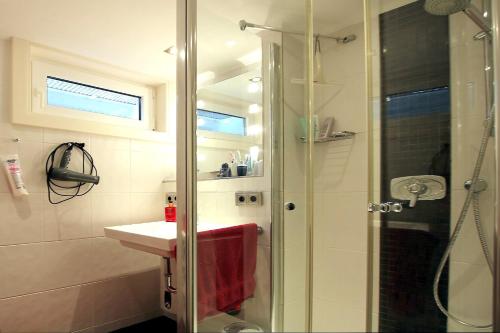 een badkamer met een douche en een wastafel bij Luettmarsch 13_ Whg_ 1 in Wyk auf Föhr