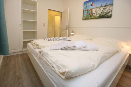 מיטה או מיטות בחדר ב-Sandwall 11a_ Whg_ 3 _Gaestehaus G