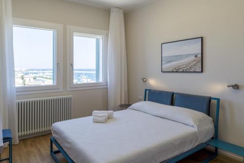 una camera con un letto e due finestre di TREROOMS B&B Gallipoli a Gallipoli