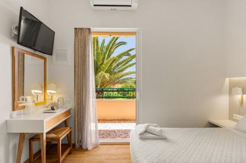 Una cama o camas en una habitación de Lefktron Hotel
