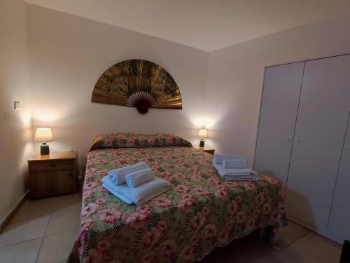 um quarto com uma cama com duas toalhas em CASA ZEUSI em Crotone