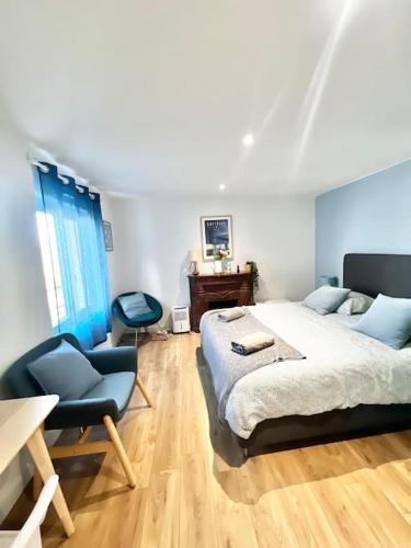 une chambre avec un lit, une chaise et un bureau dans l'établissement Appartements meublés Brest Saint Marc, à Brest