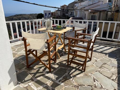 un tavolo e 2 sedie sul balcone di 3-level doll house in Kea Ioulida/Chora, Cyclades a Ioulida