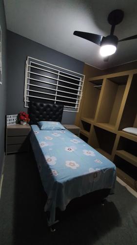 una camera con letto e ventilatore a soffitto di Bedroom Airport a Maceió