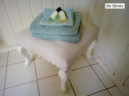 a bench with two towels on it in a bathroom at B&B De Flecht - De Skries in Nijega