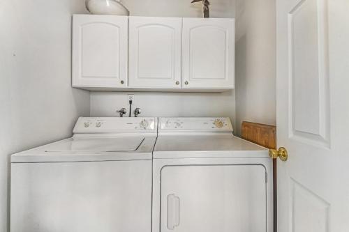 A kitchen or kitchenette at Lakeview Condo 941-1