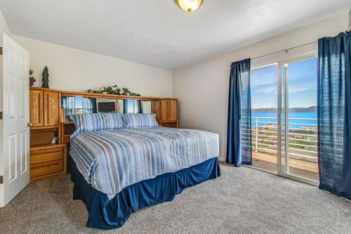 Ένα ή περισσότερα κρεβάτια σε δωμάτιο στο Lakeview Condo 941-1