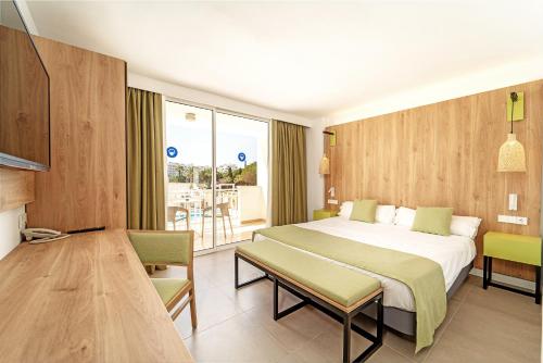 een hotelkamer met een groot bed en een balkon bij Ibersol Siurell in Sa Coma