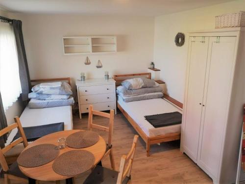 ダルウォボにあるAgroturystyka Stokrotkaのテーブルとベッド1台付きの部屋、ベッドルーム1室が備わるアパートメントです。