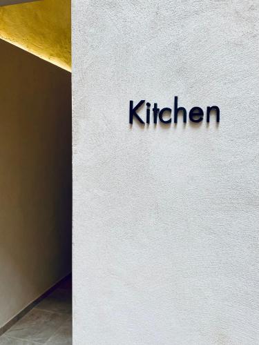 a sign that says kitchen on the side of a building at VICTORIA - by Ático73 in Medina Sidonia