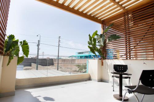 a room with a large window with chairs and a table at Hotel Maresta Lodge - Hotel Asociado Casa Andina in Chimbote