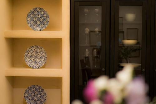 a shelf with plates on it next to a cabinet at VICTORIA - by Ático73 in Medina Sidonia
