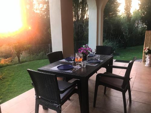 un tavolo nero e sedie su un patio di Fairytales Luxury Apartment - Sunset View a Virós