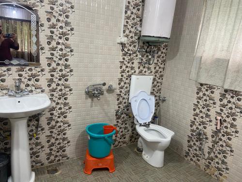 a bathroom with a toilet and a sink at PK cottage in Pahalgām