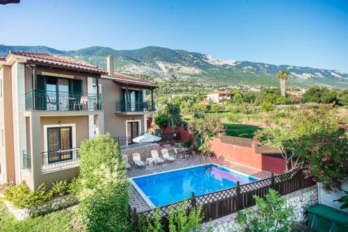 un'immagine di una casa con piscina di Villa Nefeli a Trapezaki