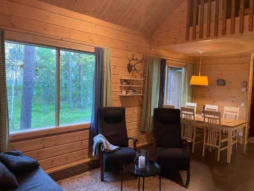 een woonkamer met een bank en een tafel in een hut bij Kantokelo B2 in Ylläsjärvi