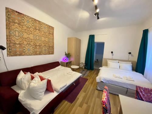 un soggiorno con 2 letti e un divano di B20 Apartment a Budapest