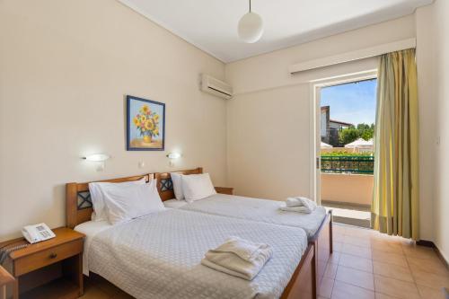 Una cama o camas en una habitación de Lefktron Hotel
