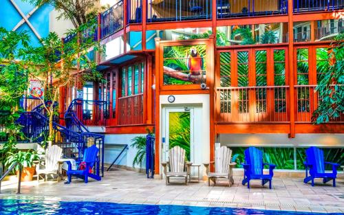 a resort with a pool and chairs and a building at L'Hôtel Québec par JARO in Quebec City