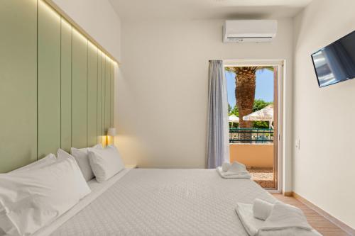 Una cama o camas en una habitación de Lefktron Hotel