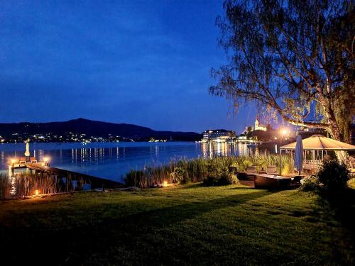 widok na jezioro w nocy w obiekcie Haus am See w mieście Maria Wörth