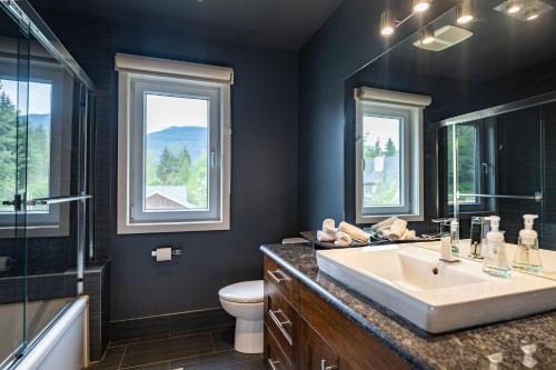 Ett badrum på Aspen Lodge by Revelstoke Vacations