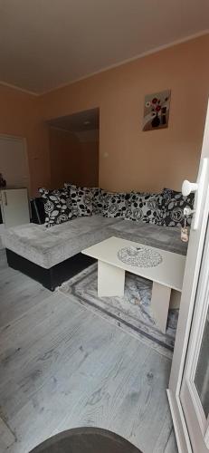 Ένα ή περισσότερα κρεβάτια σε δωμάτιο στο Apartman Kika 1