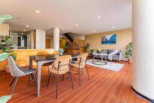 a kitchen and dining room with a table and chairs at Antara apartments by VH in Mexico City