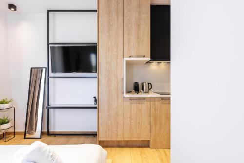 Μια τηλεόραση ή/και κέντρο ψυχαγωγίας στο Kentro Luxury Suites